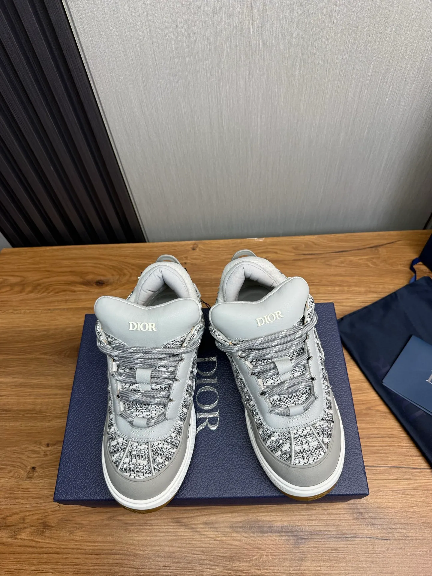 Men's shoes 💰800💰 Dior sneakers enrich the classic series with fashionable retro style. Carefully crafted, they can be paired with casual looks all year round. Dad Shoes style shoes that follow the trend of the retro market ▪️ Fabric: Original custom embroidered cowhide ▪️ Lining: Imported breathable mesh ▪️ Sole: Original molded non-slip outsole ▪️ Size: 38-45 (45 is custom-made and cannot be returned)